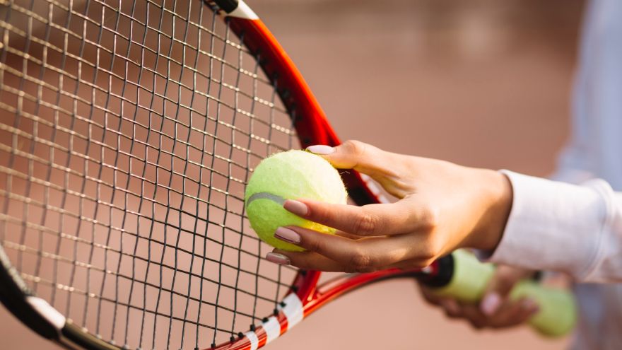 Trening Tenis zamiast kolejnego treningu na siłowni? Jak gra na korcie pomaga budować kondycję, koordynację i regularność