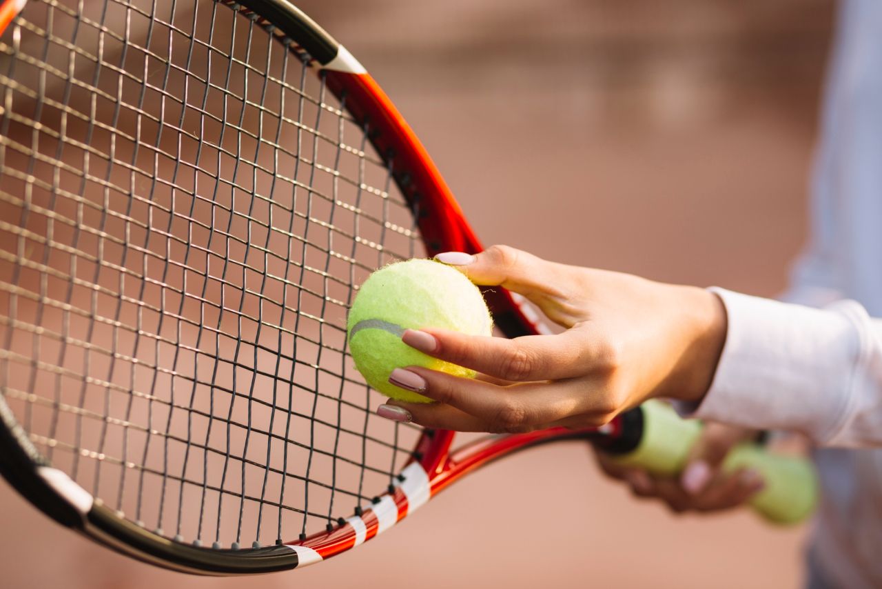 Tenis zamiast kolejnego treningu na siłowni? Jak gra na korcie pomaga budować kondycję, koordynację i regularność