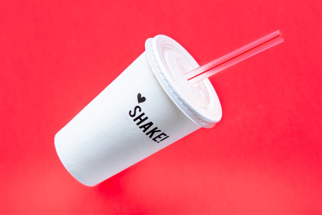 Jak kubki do shake, koktajli i na smoothie ułatwiają sprzedaż napojów na wynos?