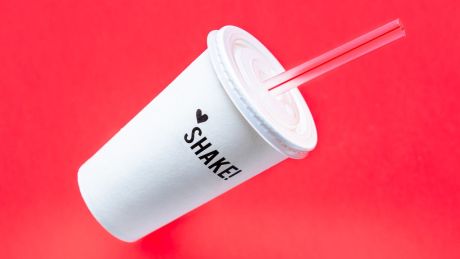 Jak kubki do shake, koktajli i na smoothie ułatwiają sprzedaż napojów na wynos?