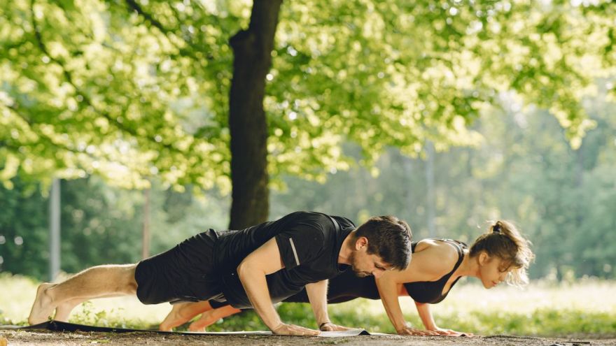 Trening Trening w czasie upałów. O której godzinie ćwiczyć i jak uniknąć przegrzania?