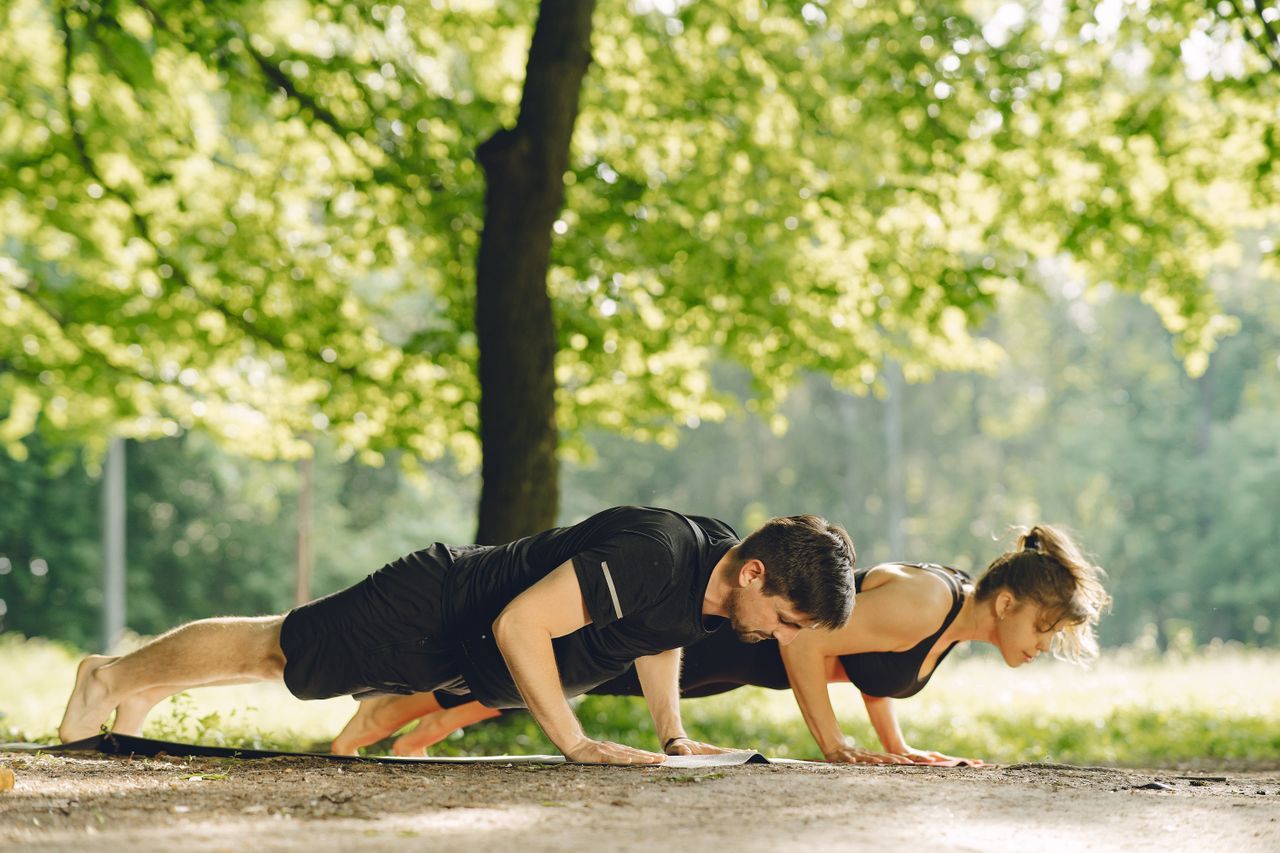 Trening w czasie upałów. O której godzinie ćwiczyć i jak uniknąć przegrzania?