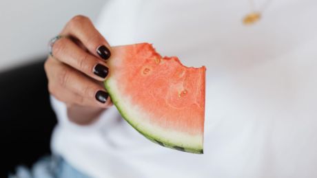 TikTok zachwyca, dermatolodzy alarmują. Czy sok z arbuza może zastąpić krem z filtrem?