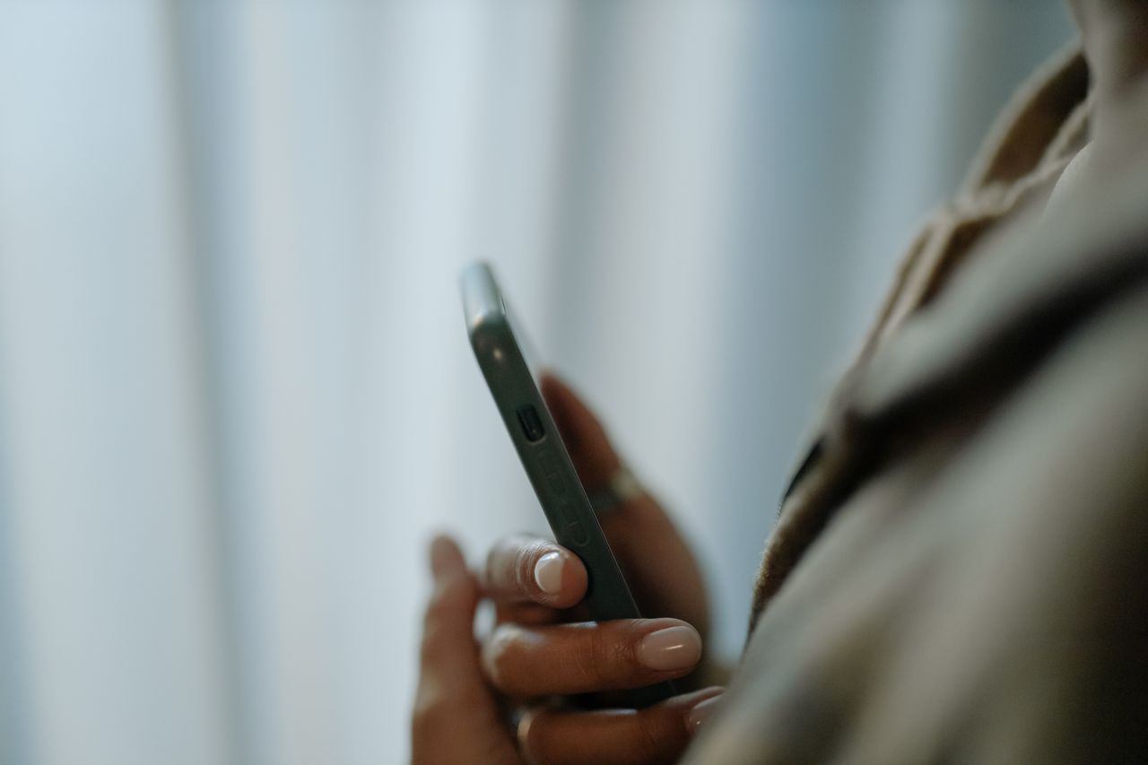 Cyfrowy detoks po pracy. Dlaczego warto odłożyć telefon choć na godzinę?
