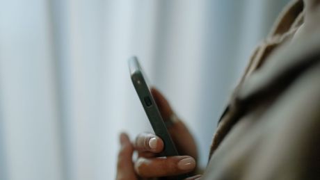 Cyfrowy detoks po pracy. Dlaczego warto odłożyć telefon choć na godzinę?