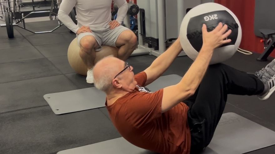 Ćwiczenia Trening personalny po 40. roku życia — jak wrócić do formy bez przypadkowych ćwiczeń? 