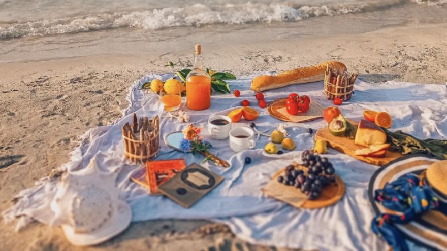 Dieta Piknik na plaży zamiast restauracji. Jakie przekąski zabrać ze sobą na wakacyjny wyjazd?