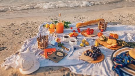 Piknik na plaży zamiast restauracji. Jakie przekąski zabrać ze sobą na wakacyjny wyjazd?