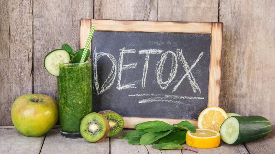 Dieta Wakacyjny detoks – czy popularny trend jest ryzykowny? Eksperci ostrzegają przed modnymi dietami eliminacyjnymi