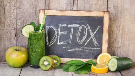 Wakacyjny detoks – czy popularny trend jest ryzykowny? Eksperci ostrzegają przed modnymi dietami eliminacyjnymi