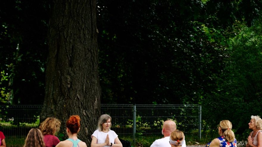 Fit biz Lato w ruchu: od spokojnej jogi po energiczną salsę. Bezpłatne zajęcia sportowe dla mieszkańców Warszawy w Ogrodach Ulricha