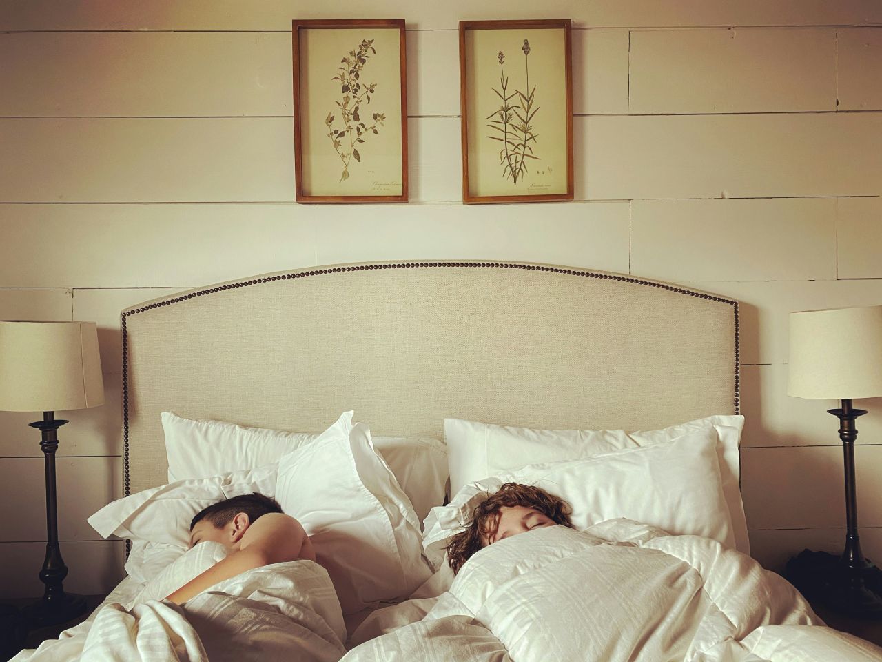 Czy spanie osobno poprawia jakość snu? Czym jest sleep divorce i kiedy może pomóc parom