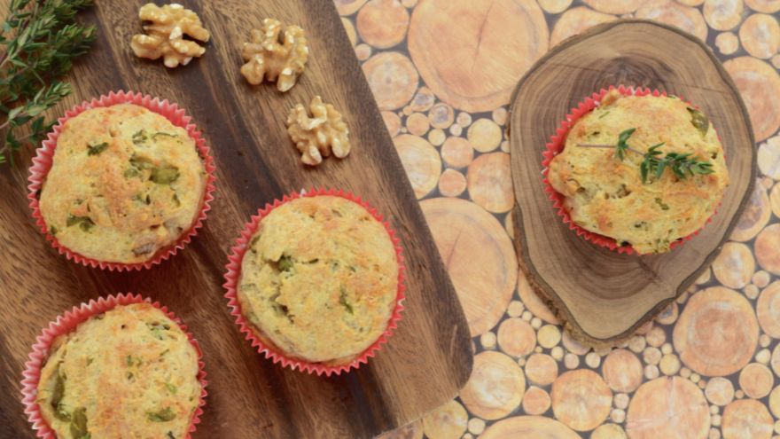 Dieta PRZEPIS: Pełnoziarniste muffiny śniadaniowe z Goudą i warzywami