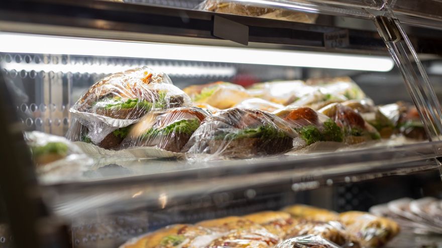Dieta Zmiany w sklepikach szkolnych od 1 września. Dietetyczka: zdrowe wybory nie mogą kojarzyć się z zakazami