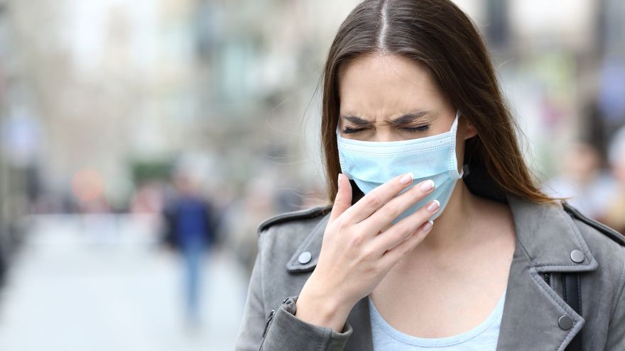 Maseczka Nie tylko COVID. Jak smog, maseczki i „chore budynki” działają na układ oddechowy?