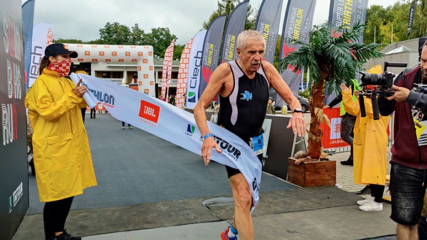 Kręgosłup W maju złamał kręgosłup, niedawno skończył 80 lat. Właśnie przebiegł triathlon