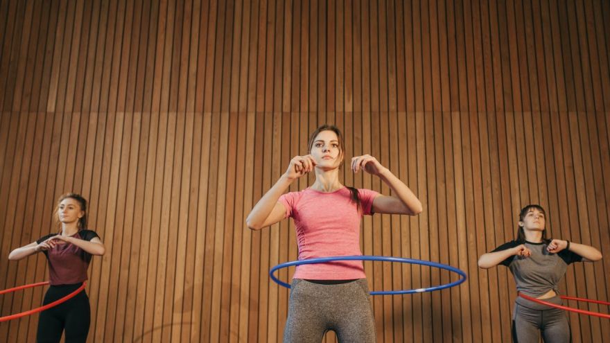 Korzyści 5 korzyści z ćwiczeń z hula Hop i przykładowe ćwiczenia do wykonania w domu