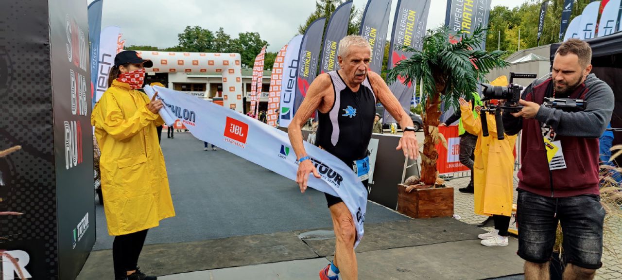 W maju złamał kręgosłup, niedawno skończył 80 lat. Właśnie przebiegł triathlon