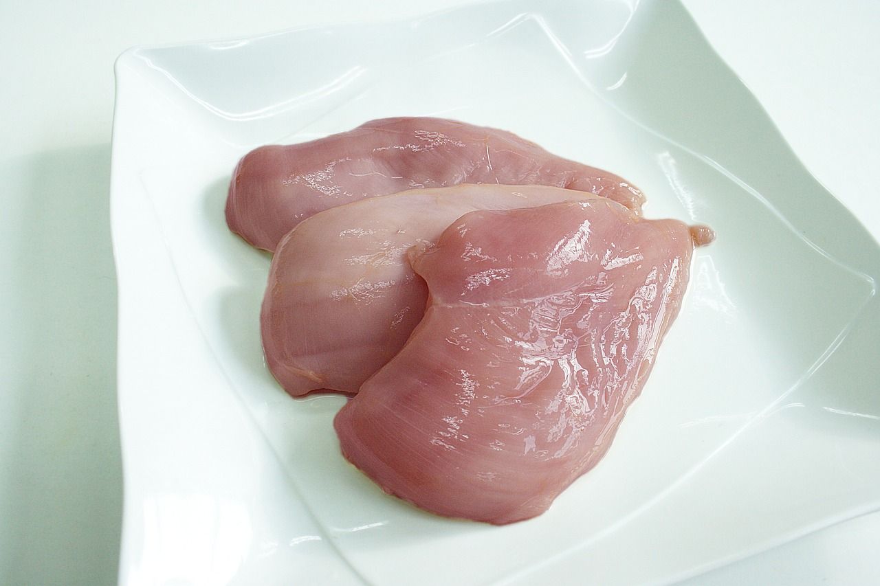 Na Twoim filecie z kurczaka widzisz białe pręgi? Mają wpływ na jego wartość odżywczą