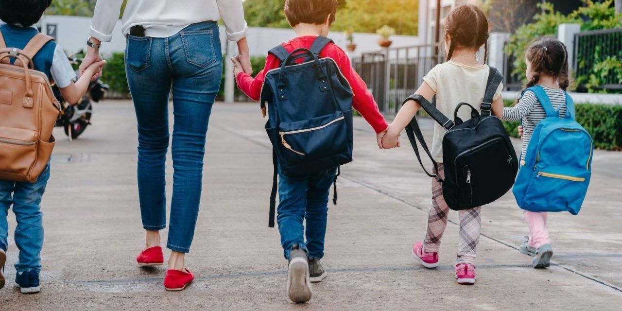 Jakie buty do szkoły? Lekarz ortopeda odradza sznurówki