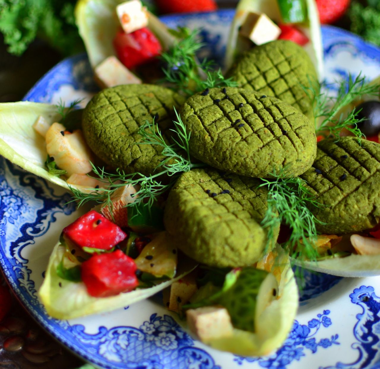 Hummus z ćwikłą i zielone kotleciki z jarmużu z dodatkiem superfoods