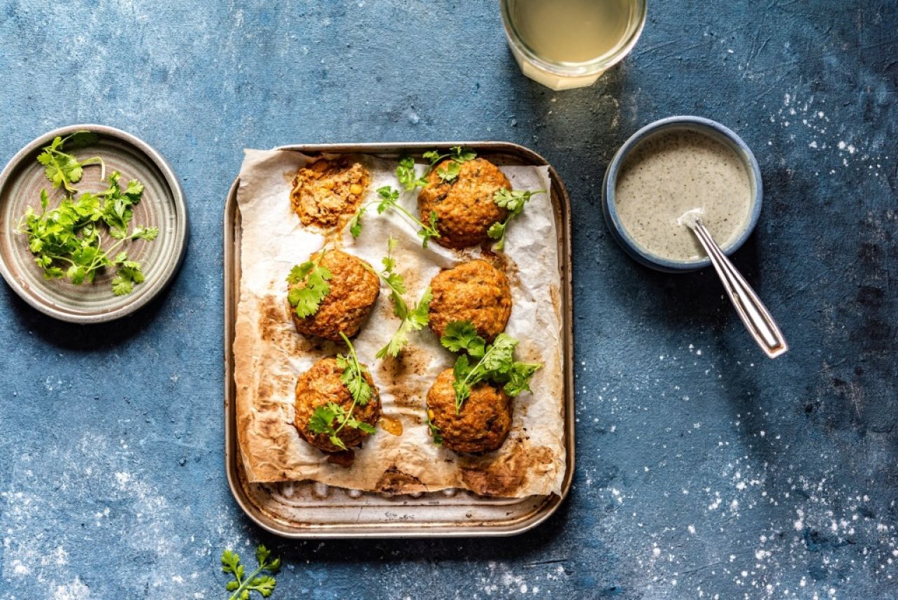 Pieczone kotleciki z mięsem, kaszą jaglaną i pastą tahini 