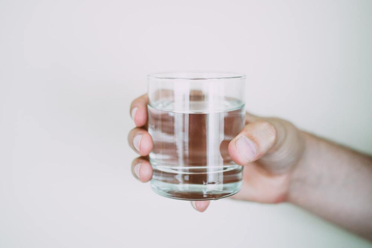 Jak woda działa na organizm człowieka i ile powinniśmy jej pić?