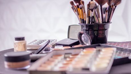Jak dobrać kolor rozświetlacza i jak go używać?