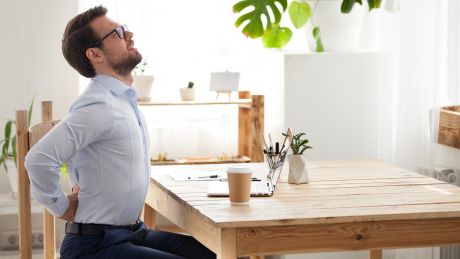 Praca w pozycji siedzącej a ból kręgosłupa – jak poradzić sobie z problemem?