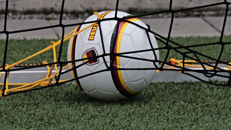 Dlaczego warto zaopatrzyć się w odzież sportową w profesjonalnym sklepie piłkarskim?