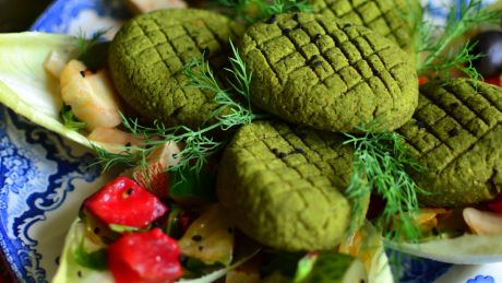 Hummus z ćwikłą i zielone kotleciki z jarmużu z dodatkiem superfoods