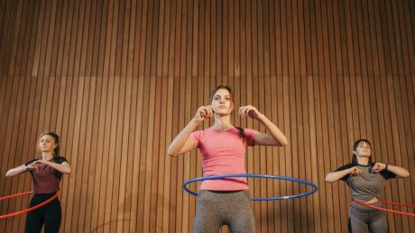 5 korzyści z ćwiczeń z hula Hop i przykładowe ćwiczenia do wykonania w domu