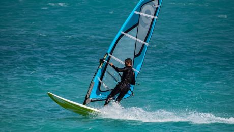 Jak zadbać o bezpieczeństwo przy windsurfingu i kitesurfingu?