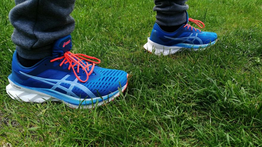 Biegacze Buty do biegania ASICS NOVABLAST - Buty dla początkujących i zaawansowanych biegaczy