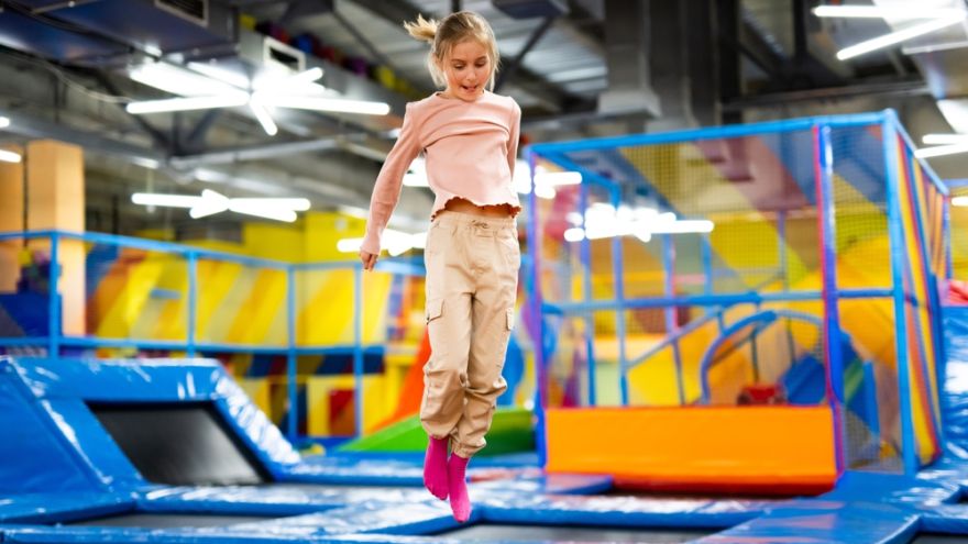 Aktywność Basen, łyżwy a może trampoliny? Jaką aktywność dla dzieci poleciłby ortopeda?