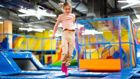Basen, łyżwy a może trampoliny? Jaką aktywność dla dzieci poleciłby ortopeda?