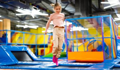 Basen, łyżwy a może trampoliny? Jaką aktywność dla dzieci poleciłby ortopeda?